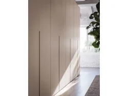 Swing door wardrobe with Gola 1200 profile. Interior in cotton, doors and handles in tortora melamine.