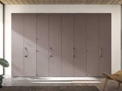 Swing door wardrobe, central doors with fold-out opening. Interior in cotton, doors and handles in clay.