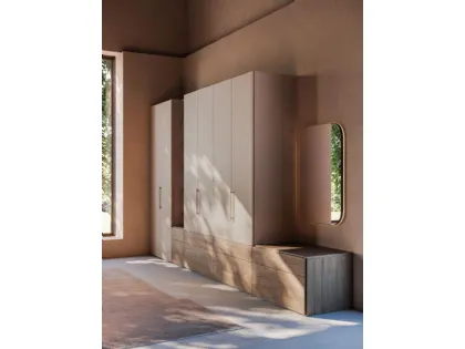 Swing-door wardrobe with smooth door, interior in cotton, drawers and open element in textured walnut.