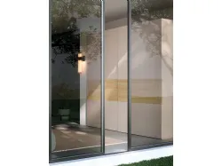 Sliding wardrobe with Maya door. Interior in Oak, doors in matte Sand lacquer and textured Oak.