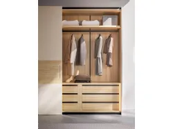 Sliding wardrobe with Maya door. Interior in Oak, doors in Sand matte lacquer and textured Oak.
