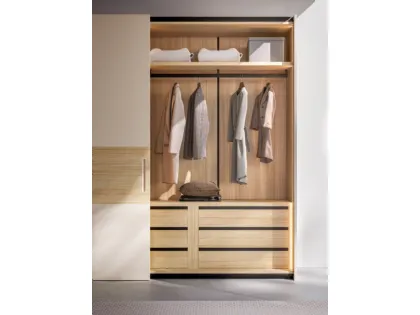 Sliding wardrobe with Maya door. Interior in Oak, doors in Sand matte lacquer and textured Oak.