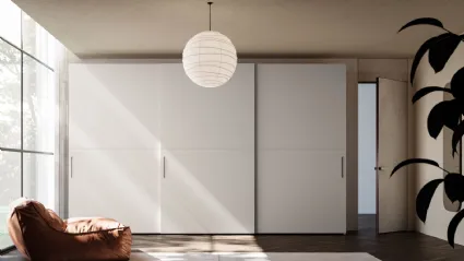 Sliding wardrobe with Split door. Interior in Cotton, doors and handles in matte lacquered Pearl.