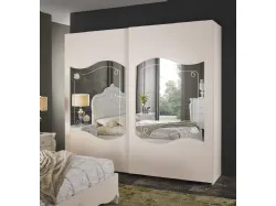 Sliding wardrobe in classic style of excellent craftsmanship.