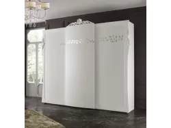 Sliding wardrobe in classic style of excellent craftsmanship.