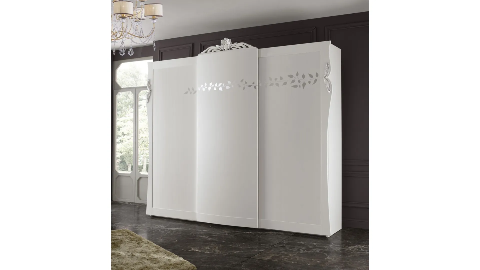 Sliding wardrobe in classic style of excellent craftsmanship.