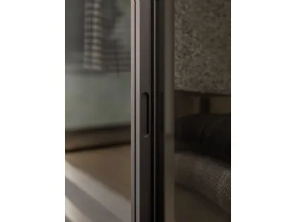 Skeleton wardrobe with glass doors, with internal sides passing through and external sides in glass.