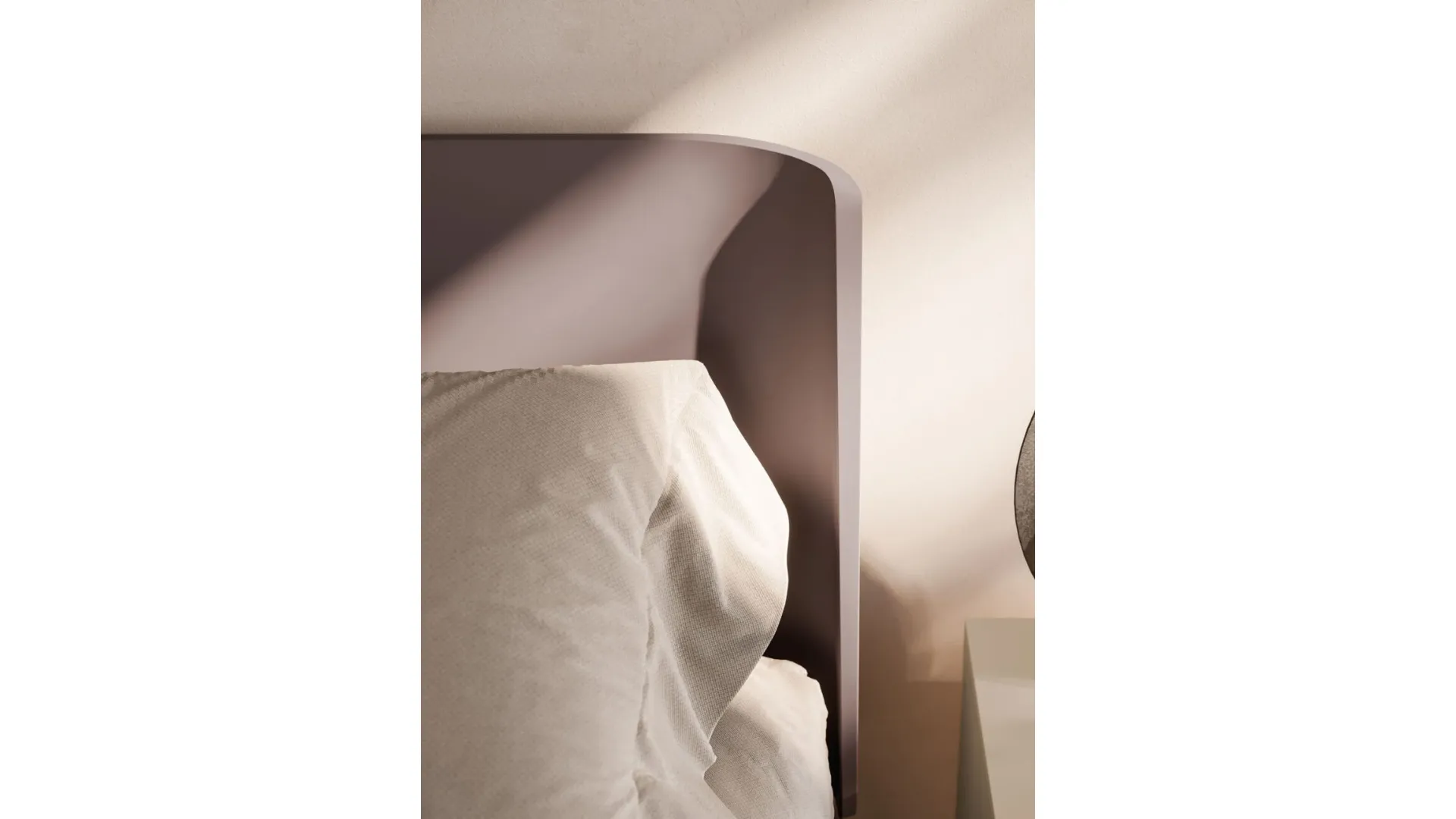 Double bedroom with Aura bed, with a matte lacquered bed frame and a burnished metal base.