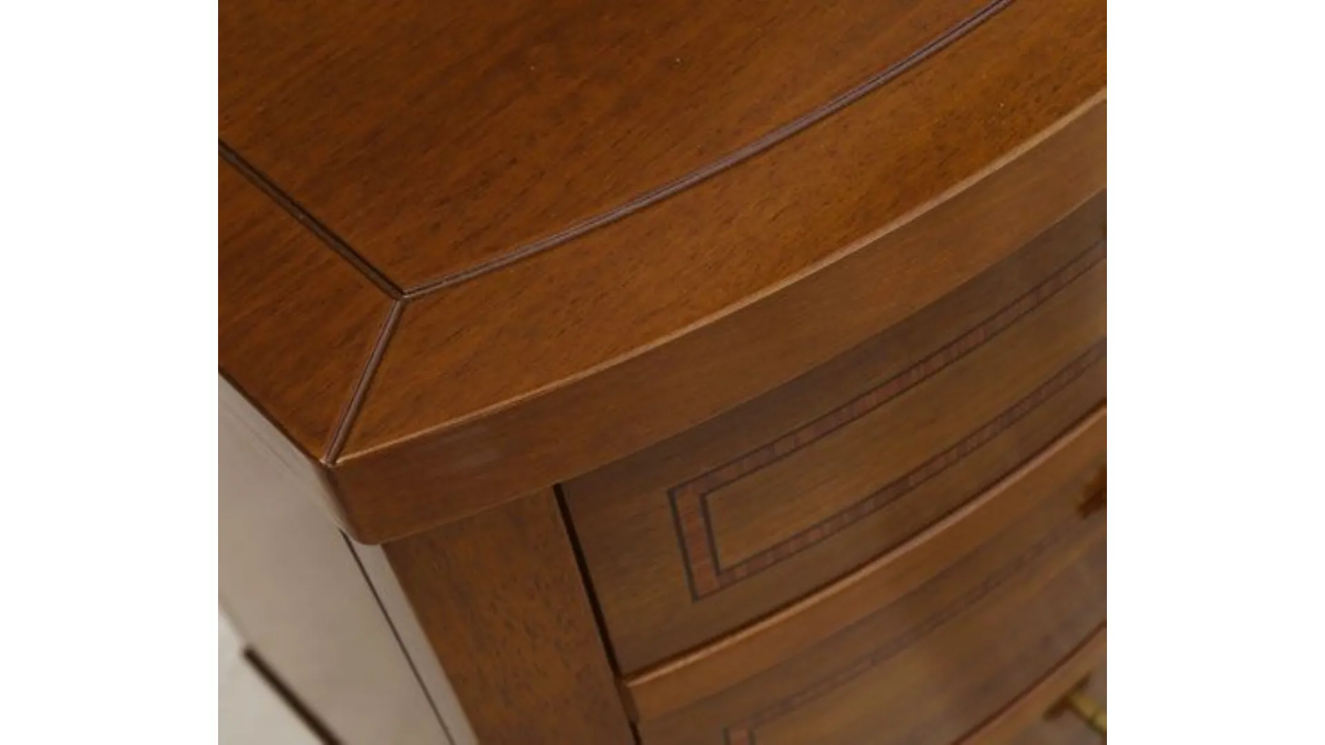 Double bedroom complete with classic style solid wood furniture of excellent craftsmanship.