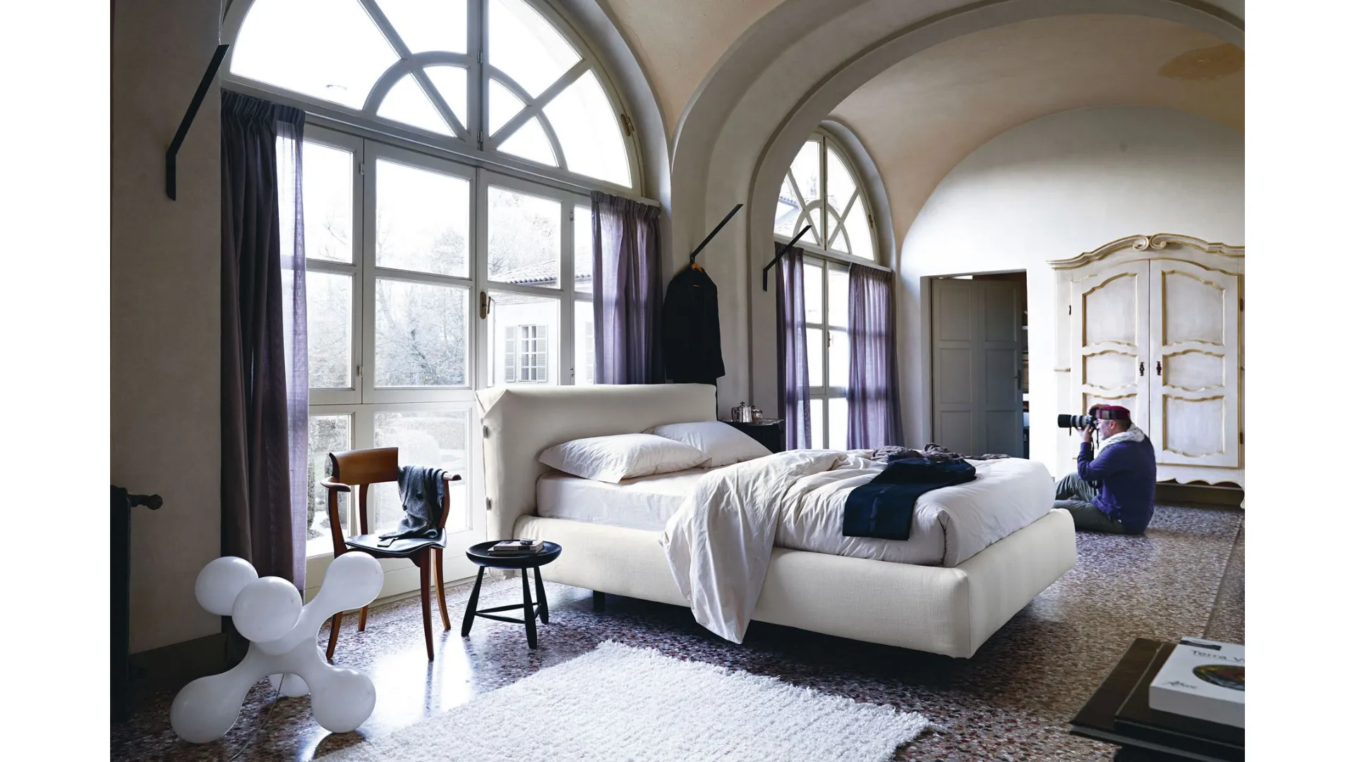 Double bed, with storage, removable covers in different finishes and wooden feet.