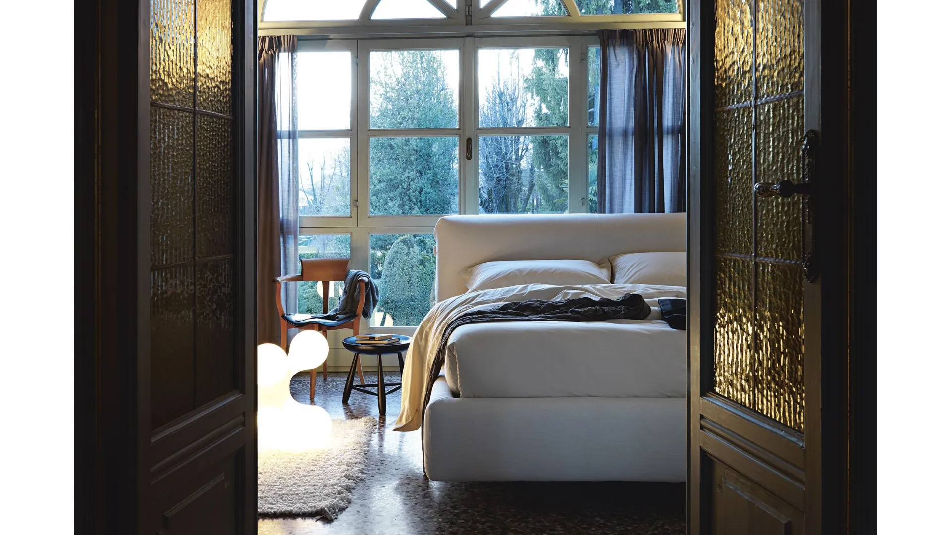 Double bed, with storage, removable covers in different finishes and wooden legs.