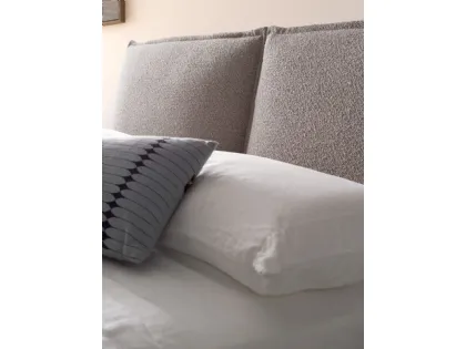 King-size bed model Alissa with padded bed frame and Palladian lacquered metal foot.