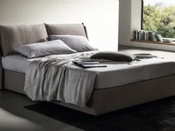 Double upholstered bed, sophisticated details and materials of excellence.