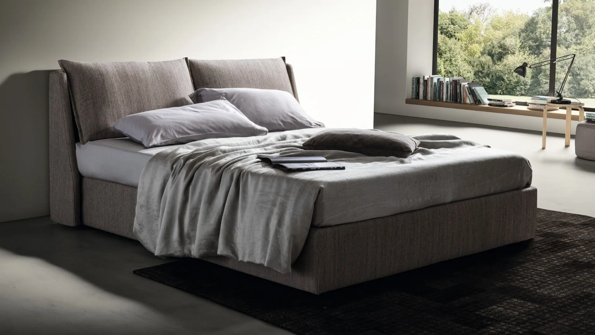 Double upholstered bed, sophisticated details and materials of excellence.