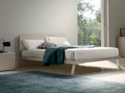 Double bed with headboard, version with inclined feet, customizable finishes