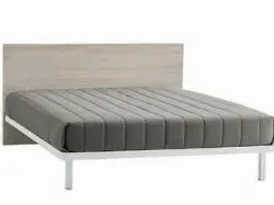Double bed with headboard, version with inclined legs, customizable finishes.