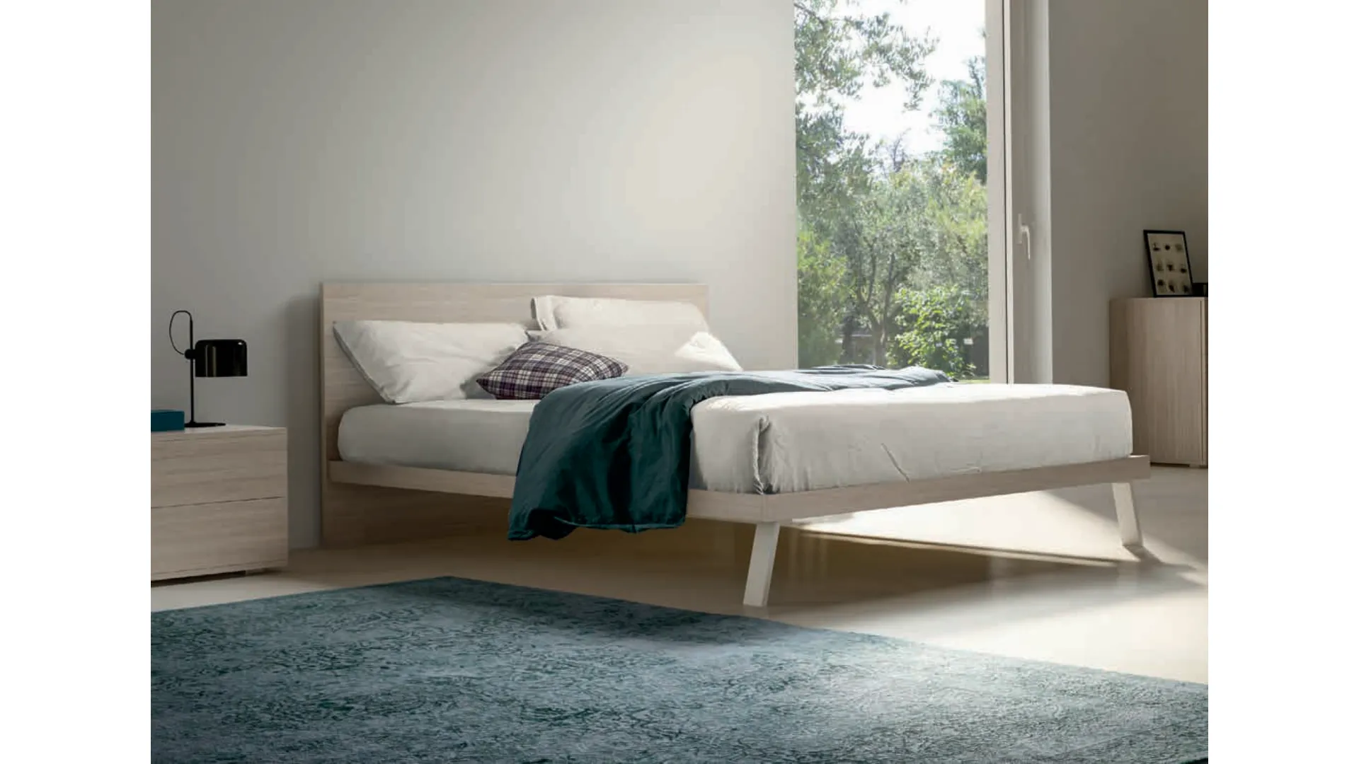 Double bed with headboard, version with inclined feet, customizable finishes