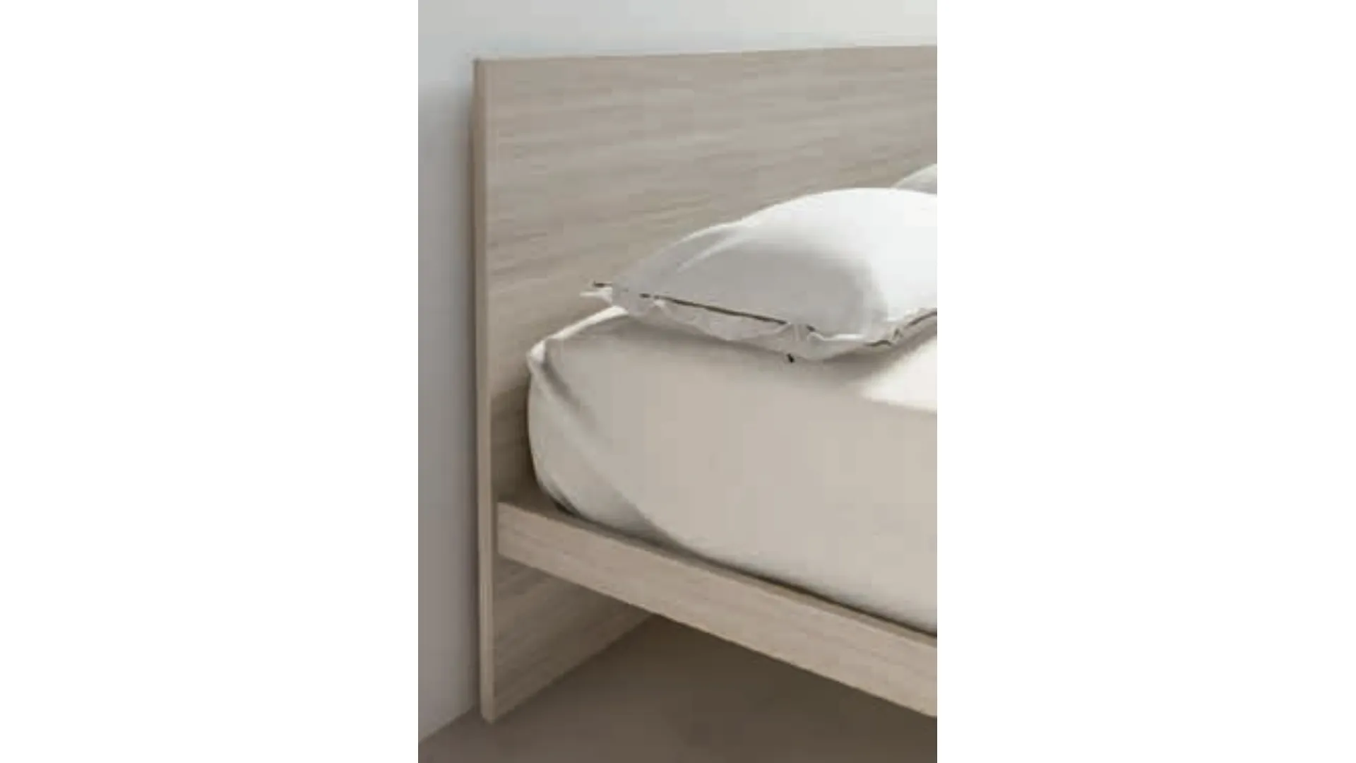 Double bed with headboard, version with slanted feet, customizable finishes.