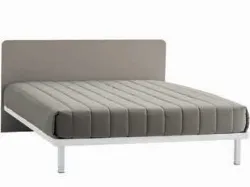 Double bed with rounded headboard, quality materials, and customizable finishes.