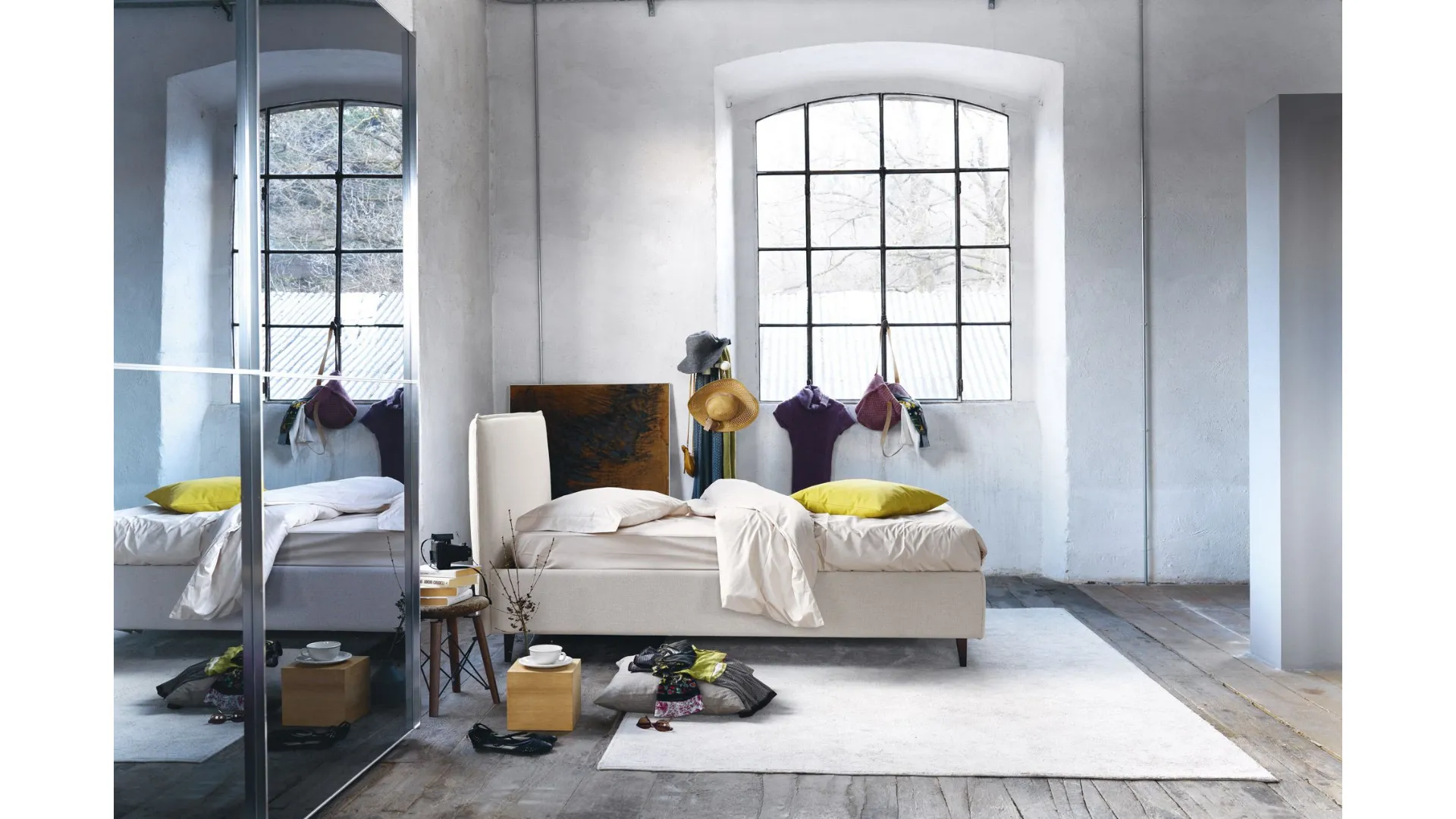 Double bed with padded headboard, customization of finishes.