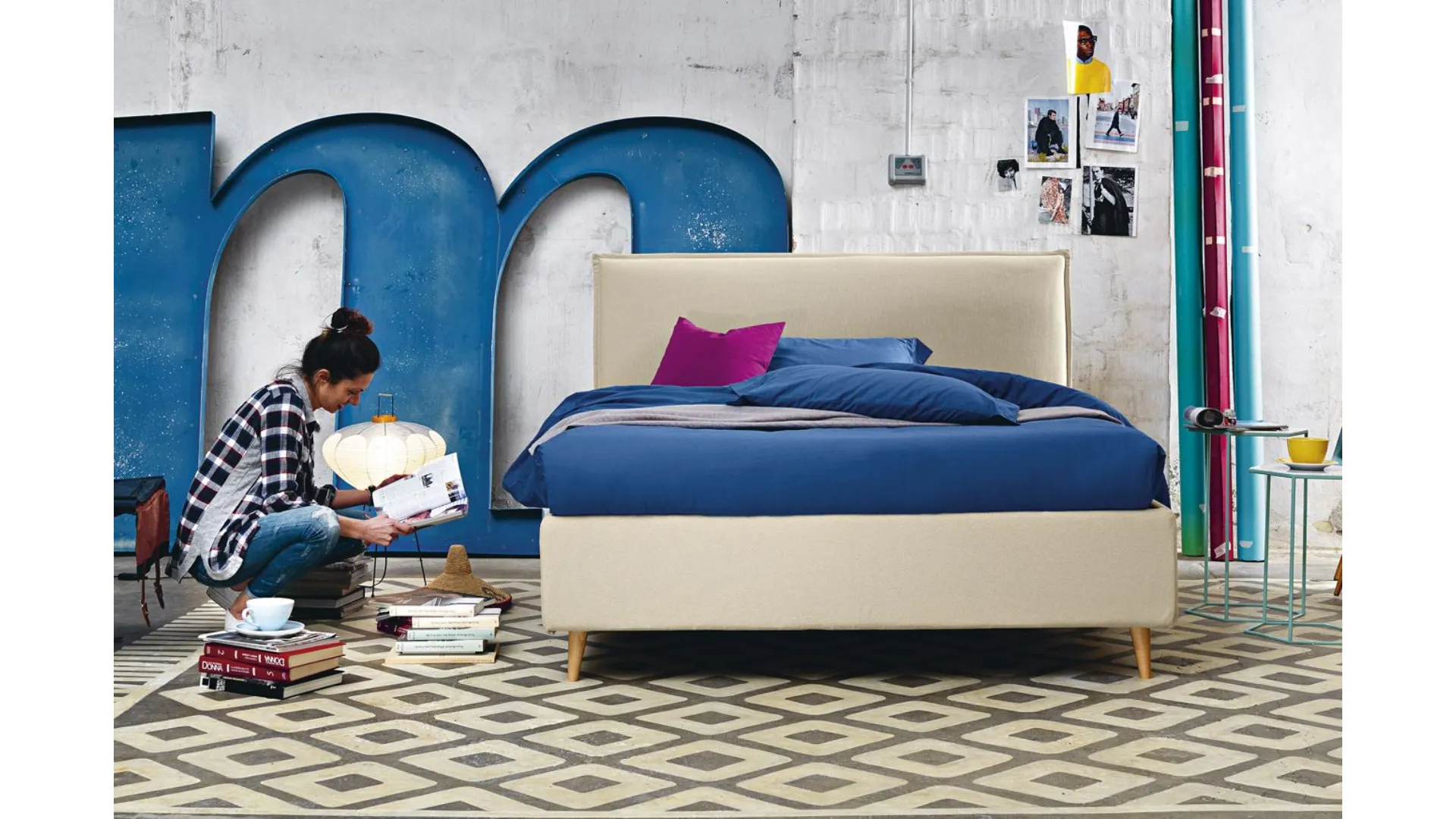 Double bed with padded headboard, customization of the finishes.