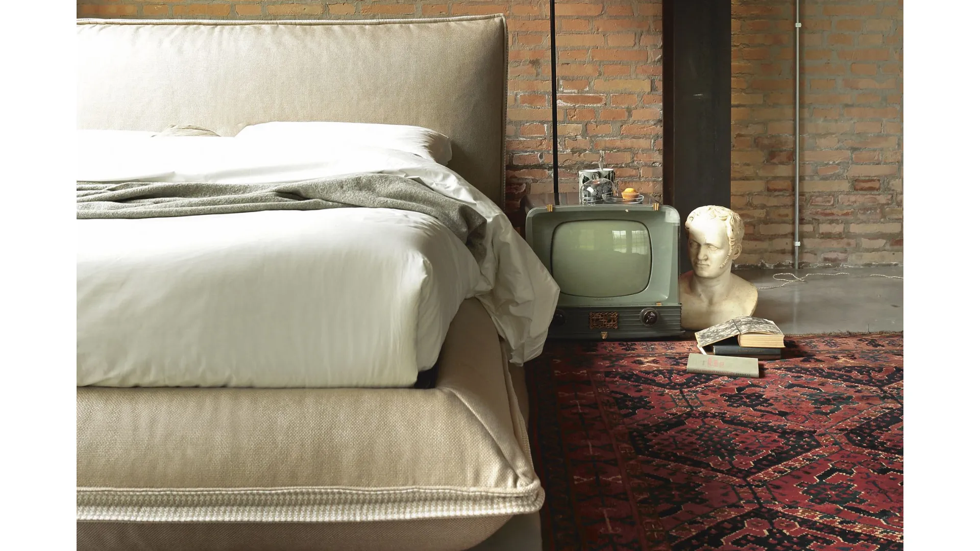 Matrimonial container bed Davis Noctis available in various materials and finishes.