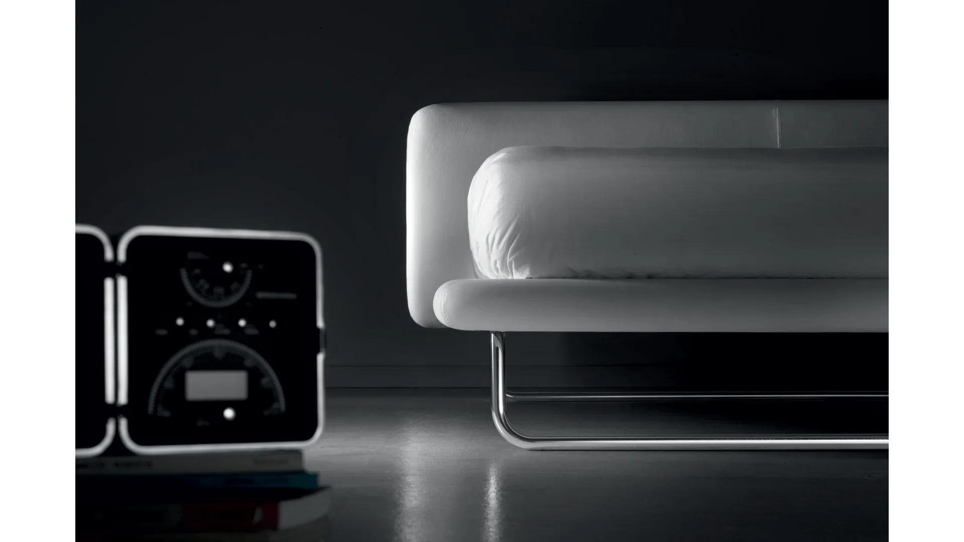 Bed Noctis double bed with characteristic metal sled foot