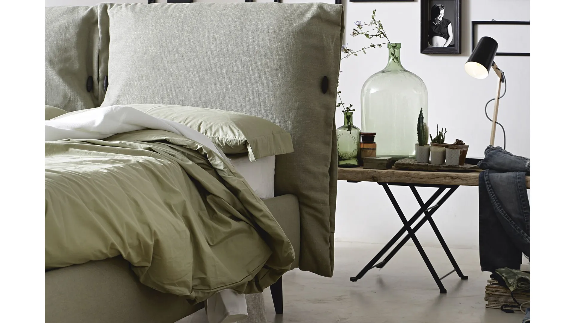 Noctis Eden Advance bed with soft headboard in Fiocchi or Alamari version.
