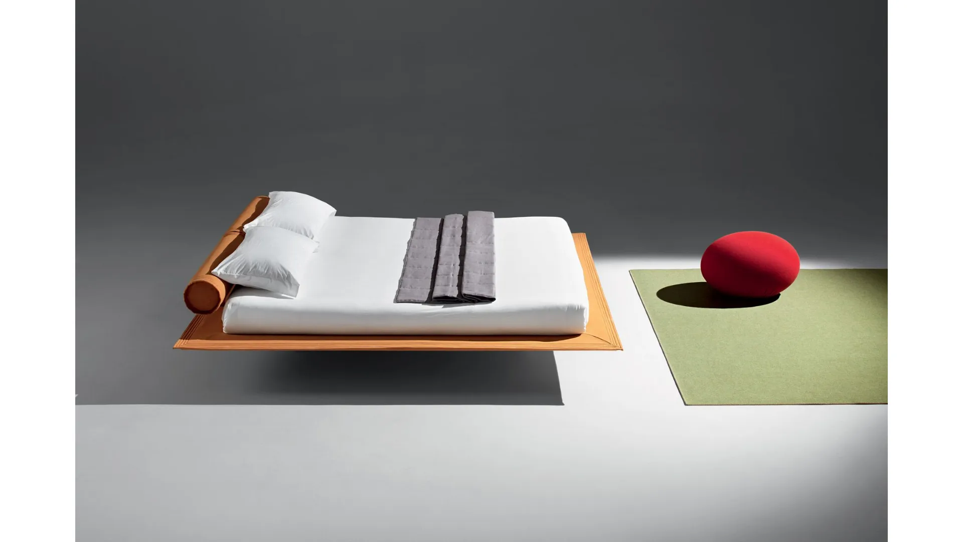 Double matrimonial flamingo bed with invisible feet, floating effect.