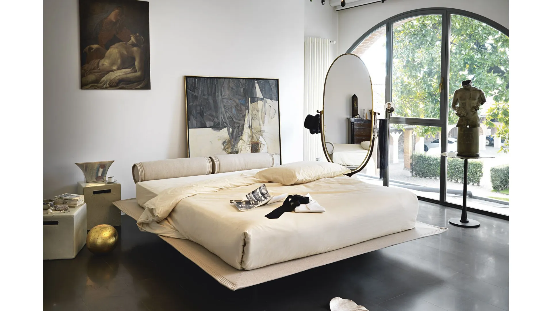 Double flamingo bed with invisible feet, floating effect.