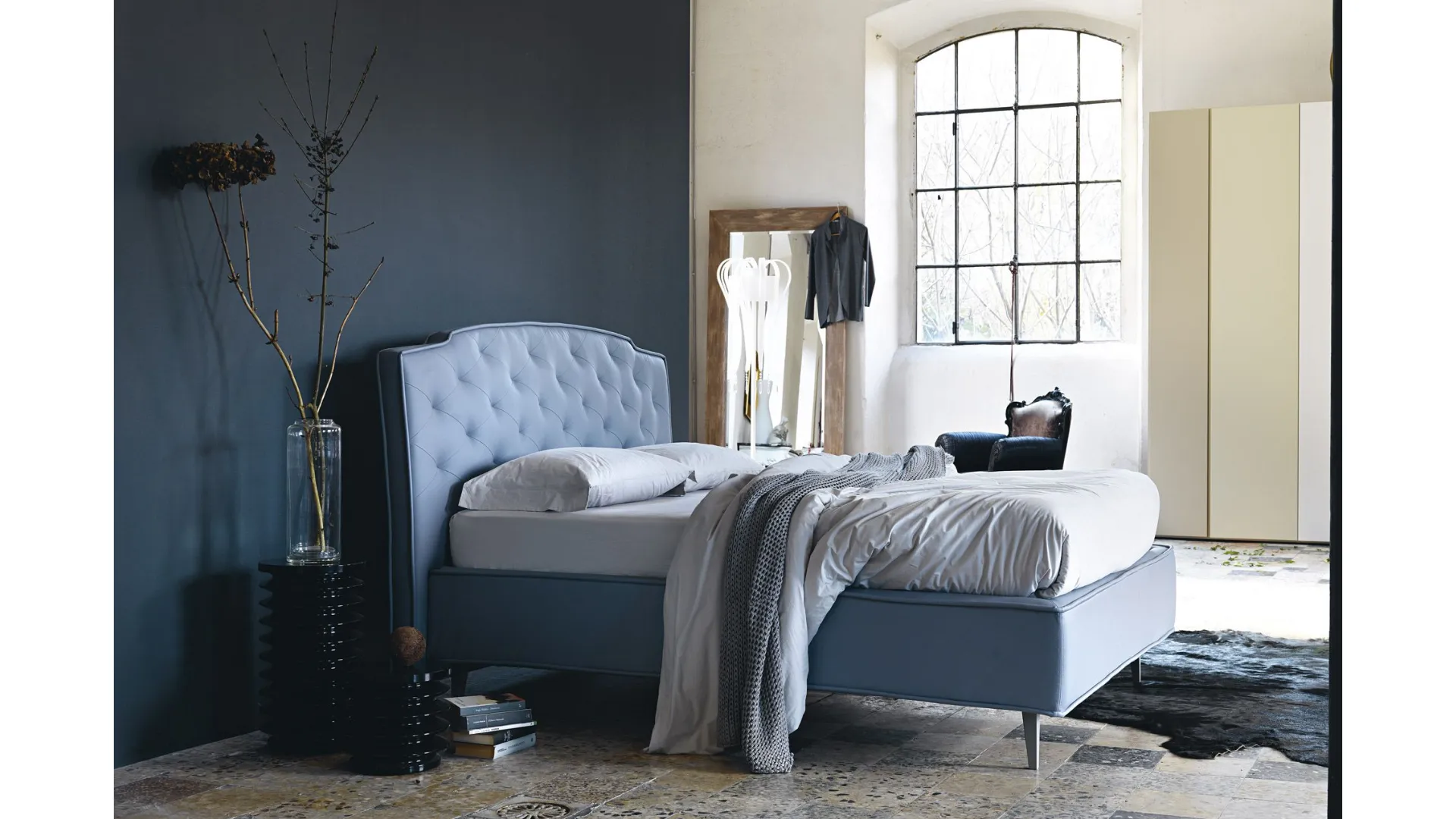 King size bed with container, upholstered in capitonnè style.
