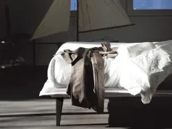 Bed Noctis Lyle with matrimonial slightly inclined headboard and wooden feet.
