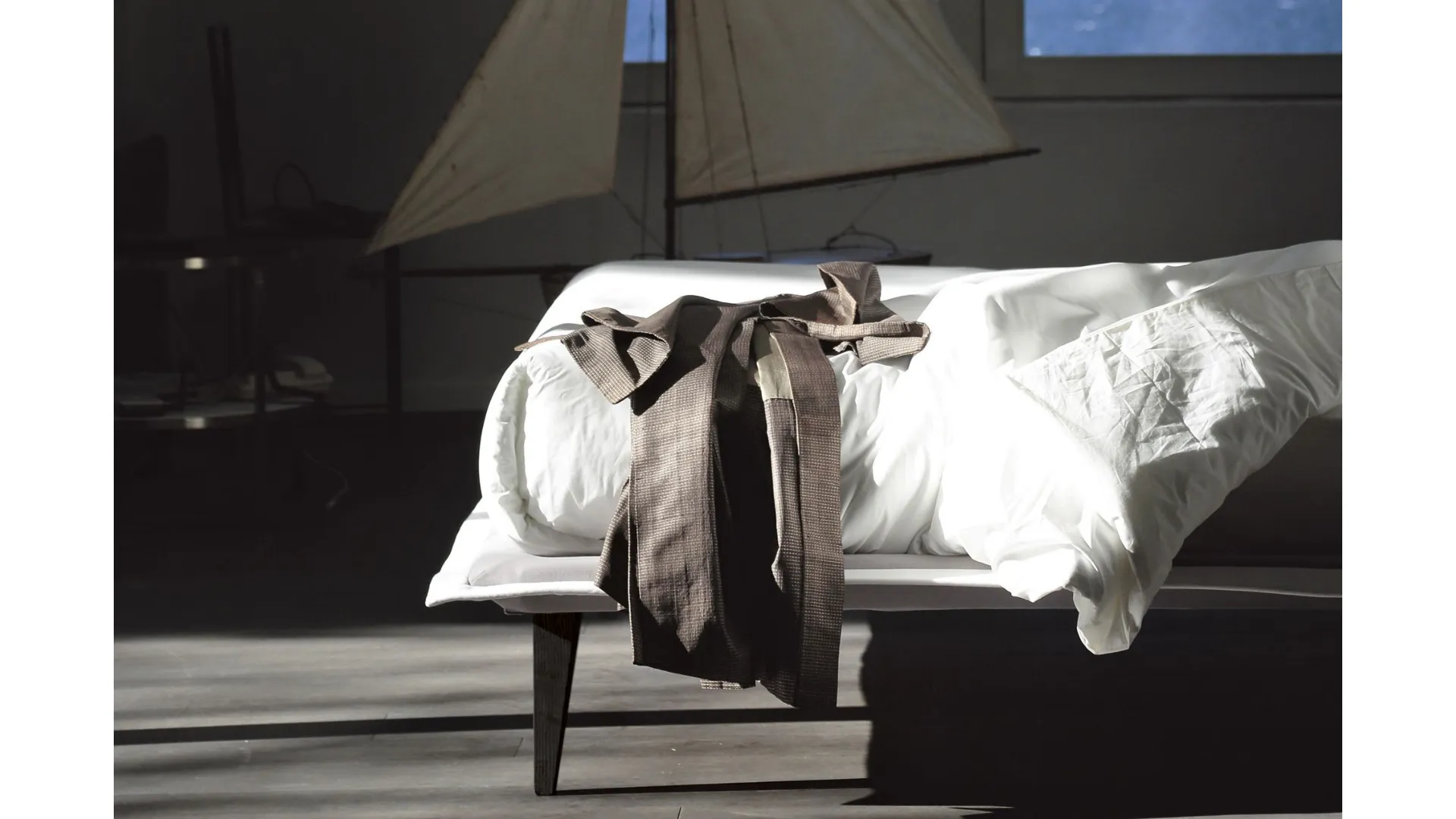 Bed Noctis Lyle with matrimonial slightly inclined headboard and wooden feet.