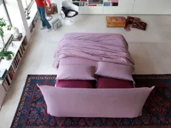 Double bed Noctis Osaka with a curved and enveloping padded headboard.