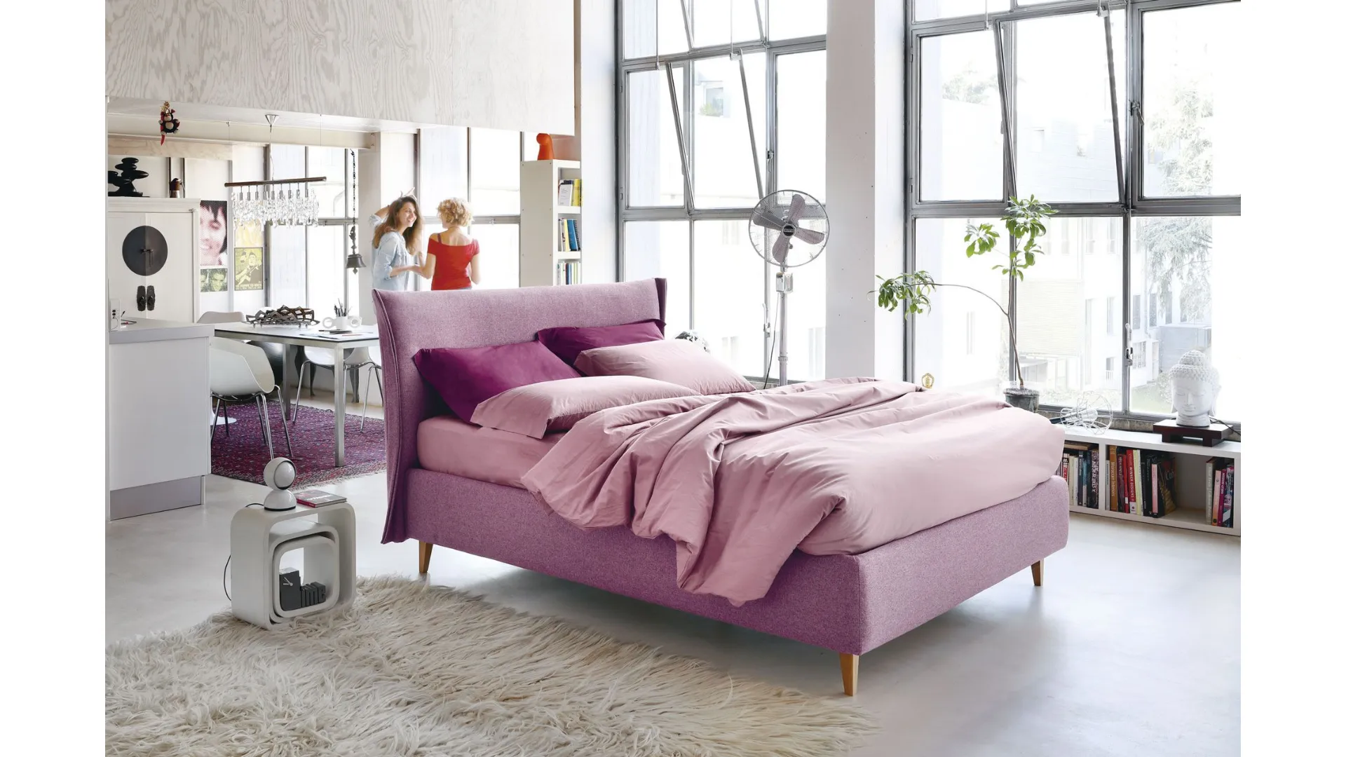 Double bed Noctis Osaka with a padded, curved and enveloping headboard.