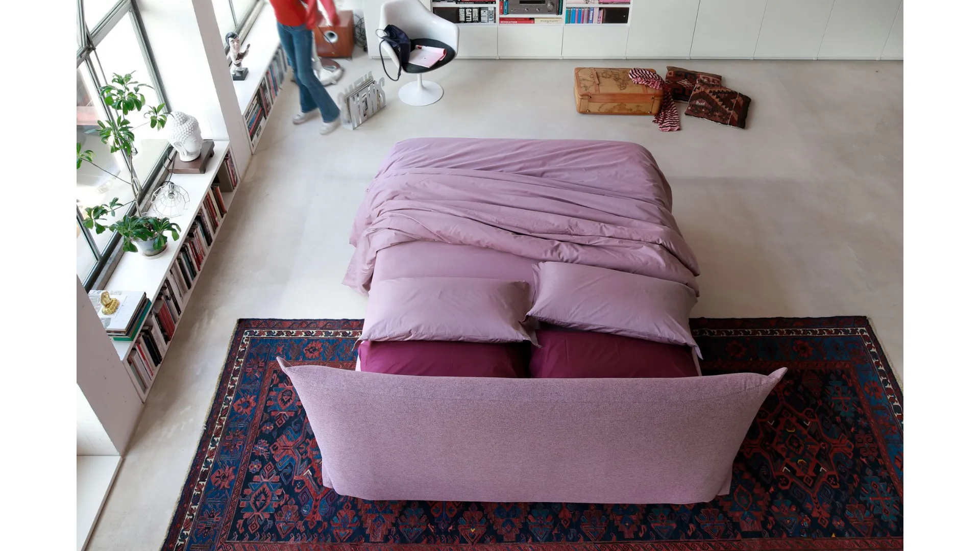 Double bed Noctis Osaka with a curved and enveloping padded headboard.