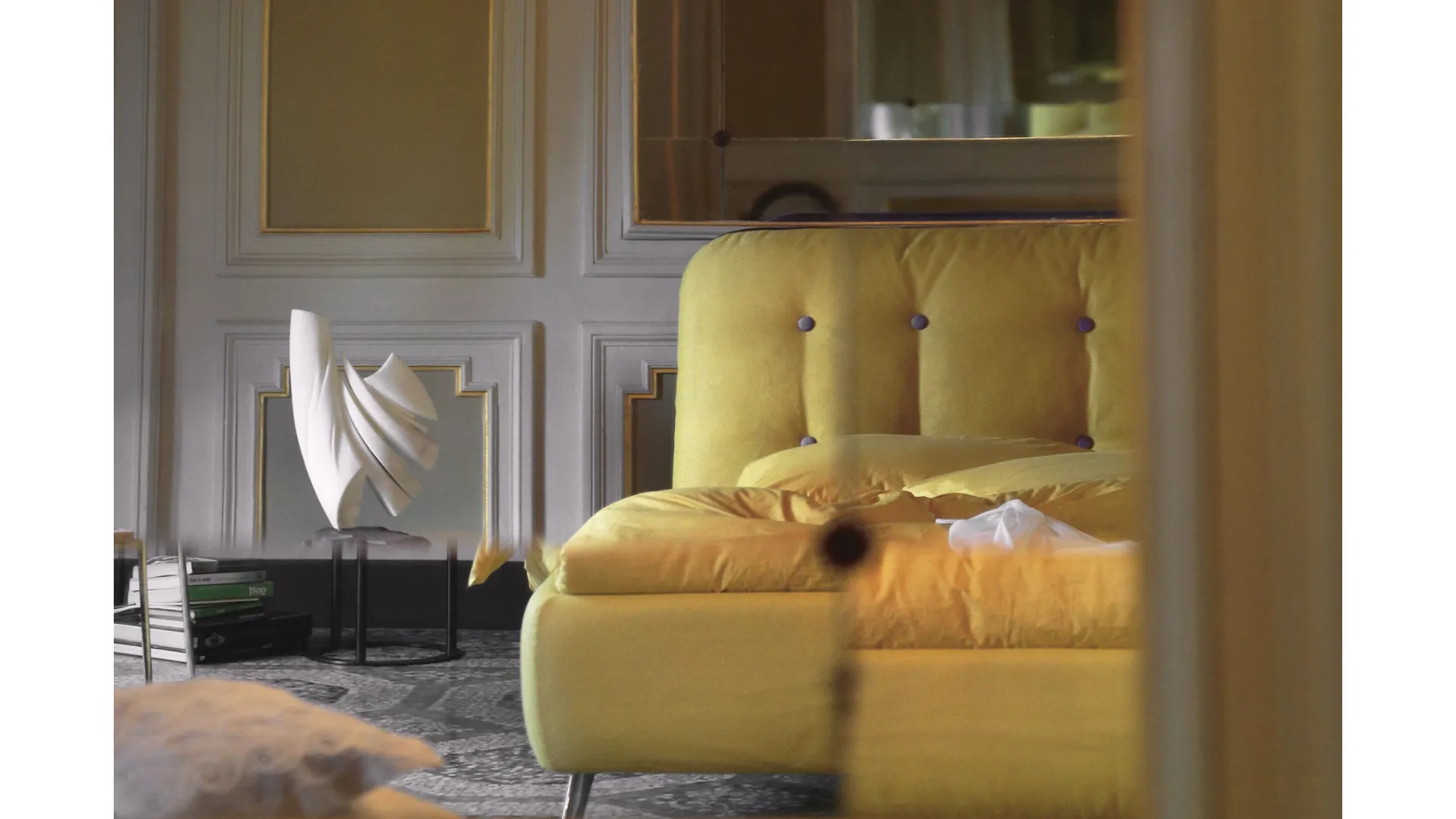 Matrimonial bed noctis paco characterized by the double-faced coating.
