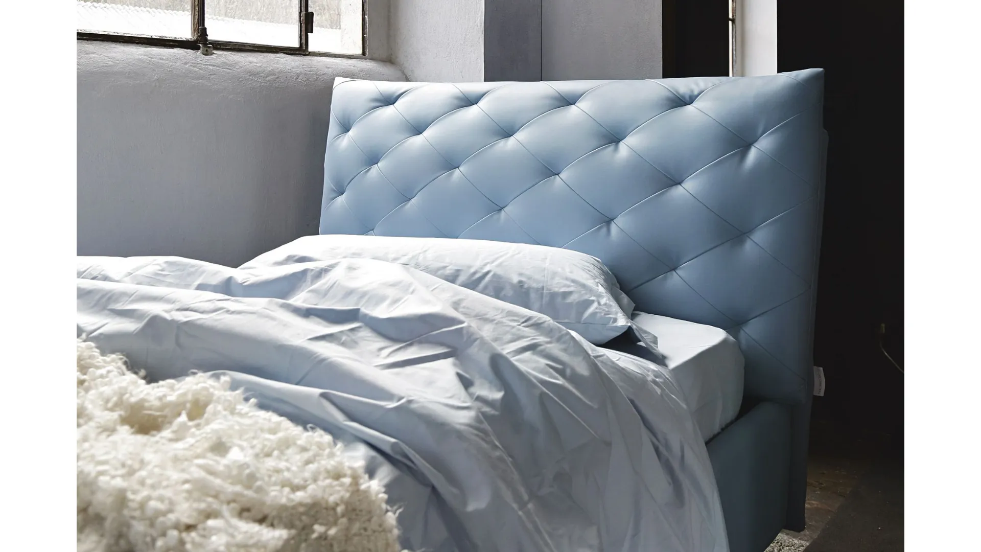 Modern matrimonial Ever night bed, available in various finishes of eco-leather, leather or fabrics.