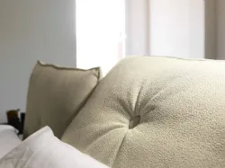 King size bed so lively matrimonial dal by modern design characterized by the central button.