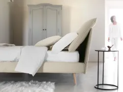 Double bed so lively matrimonial by modern design characterized by central button.