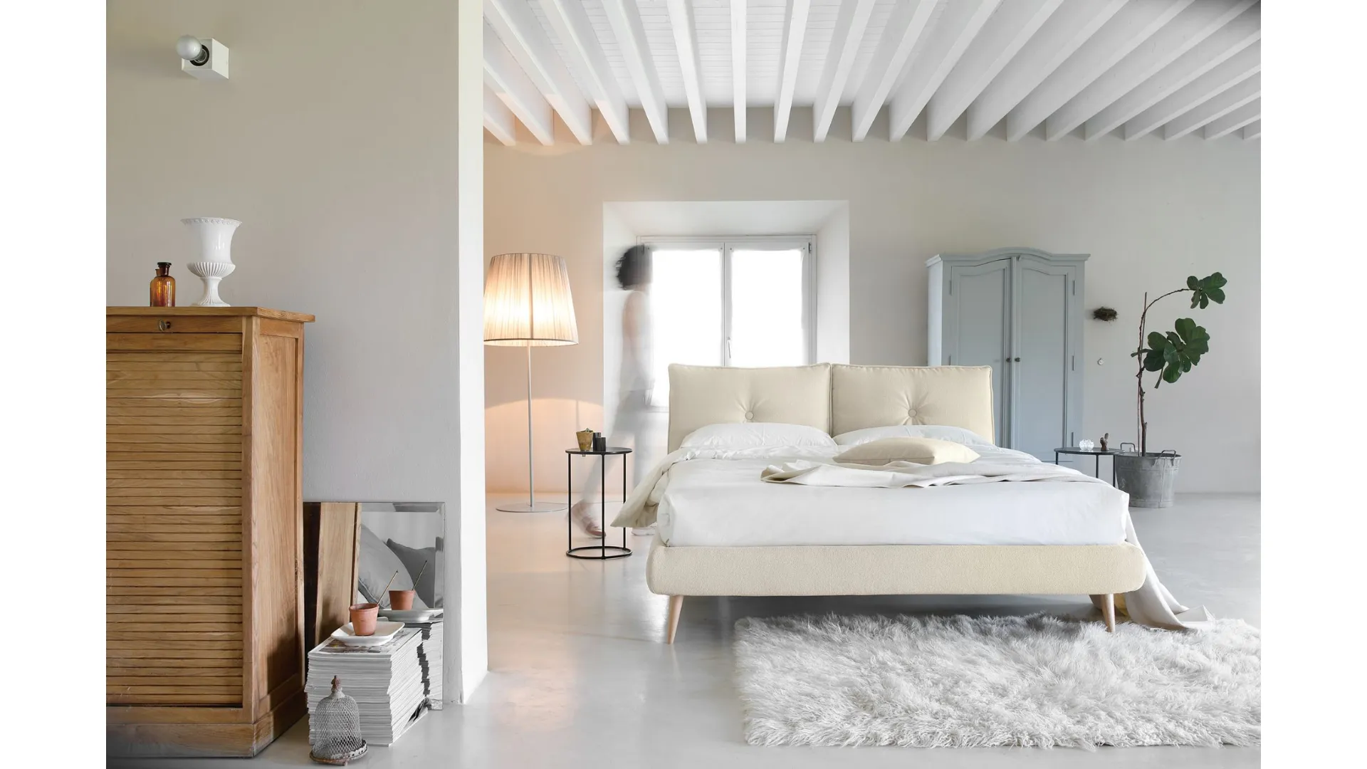 I read of the nocturnal so lively marital double bed with modern design characterized by the central button.