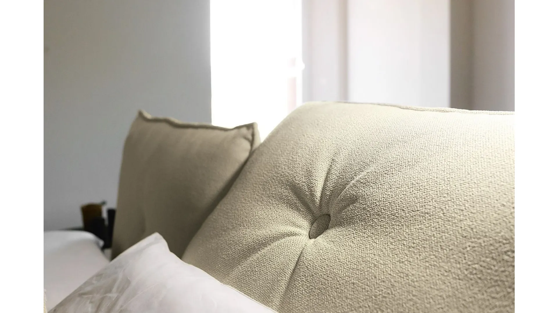 King size bed so lively matrimonial dal by modern design characterized by the central button.
