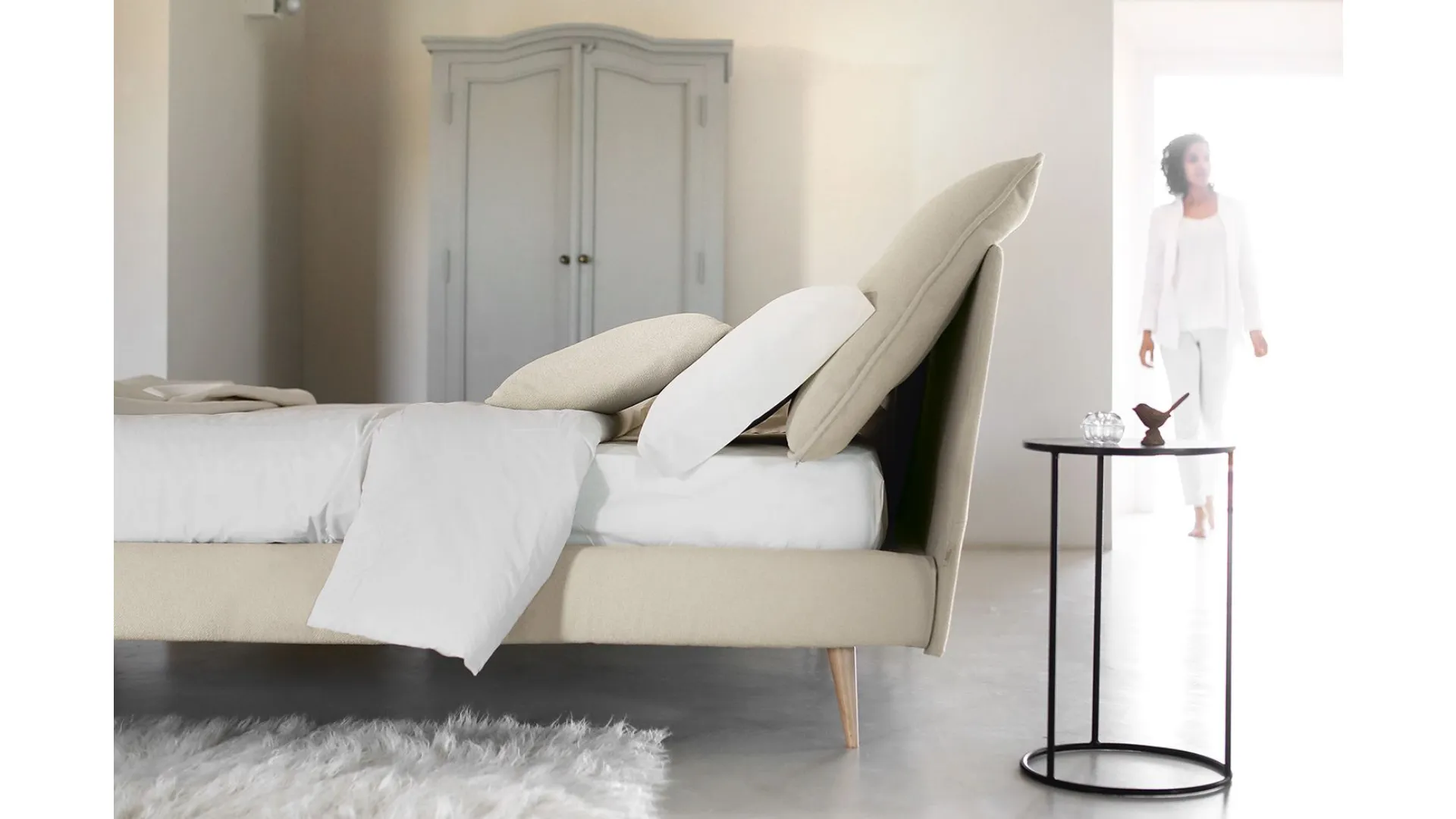 Double bed so lively matrimonial by modern design characterized by central button.