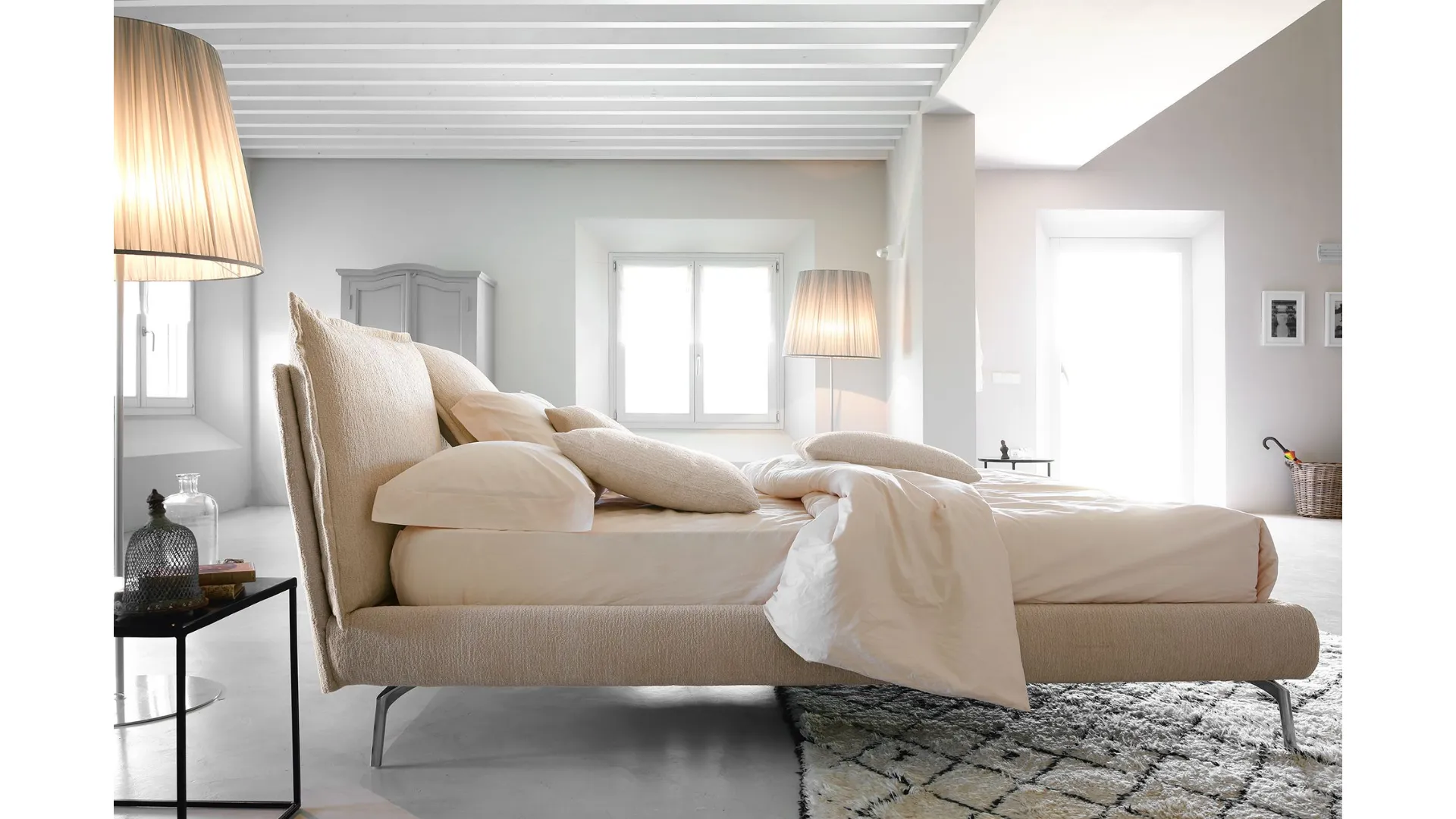 Double bed noctis with two pillows finished with the characteristic voulant.