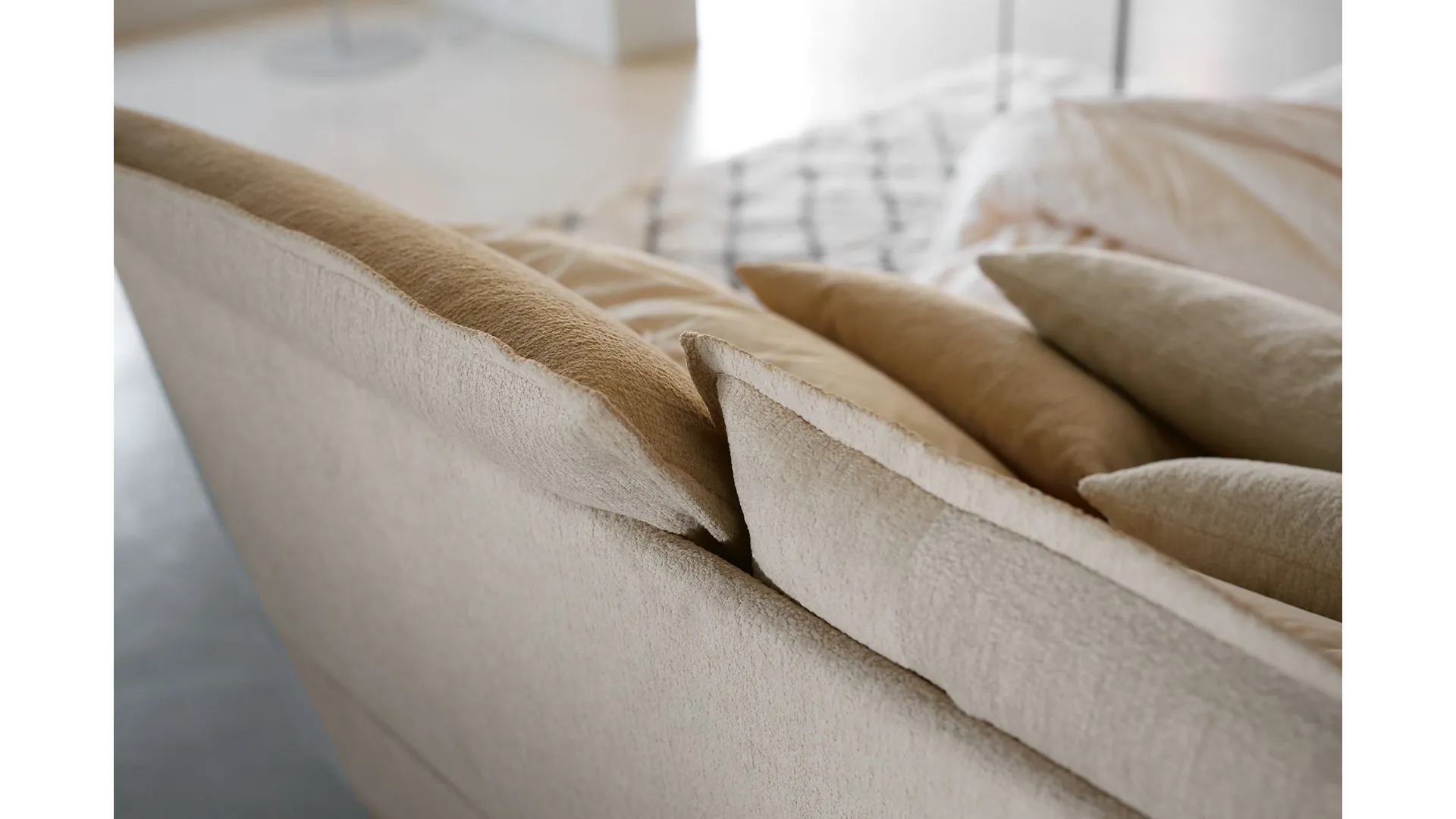 Double bed with two pillows finished with a characteristic ruffle.
