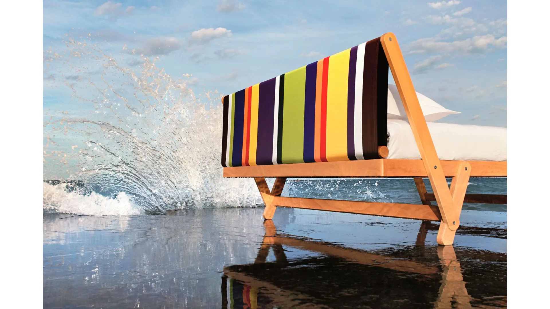 Bed Noctis Tolò double bed designed by architect Vittorio Prato, with fabric headboard.