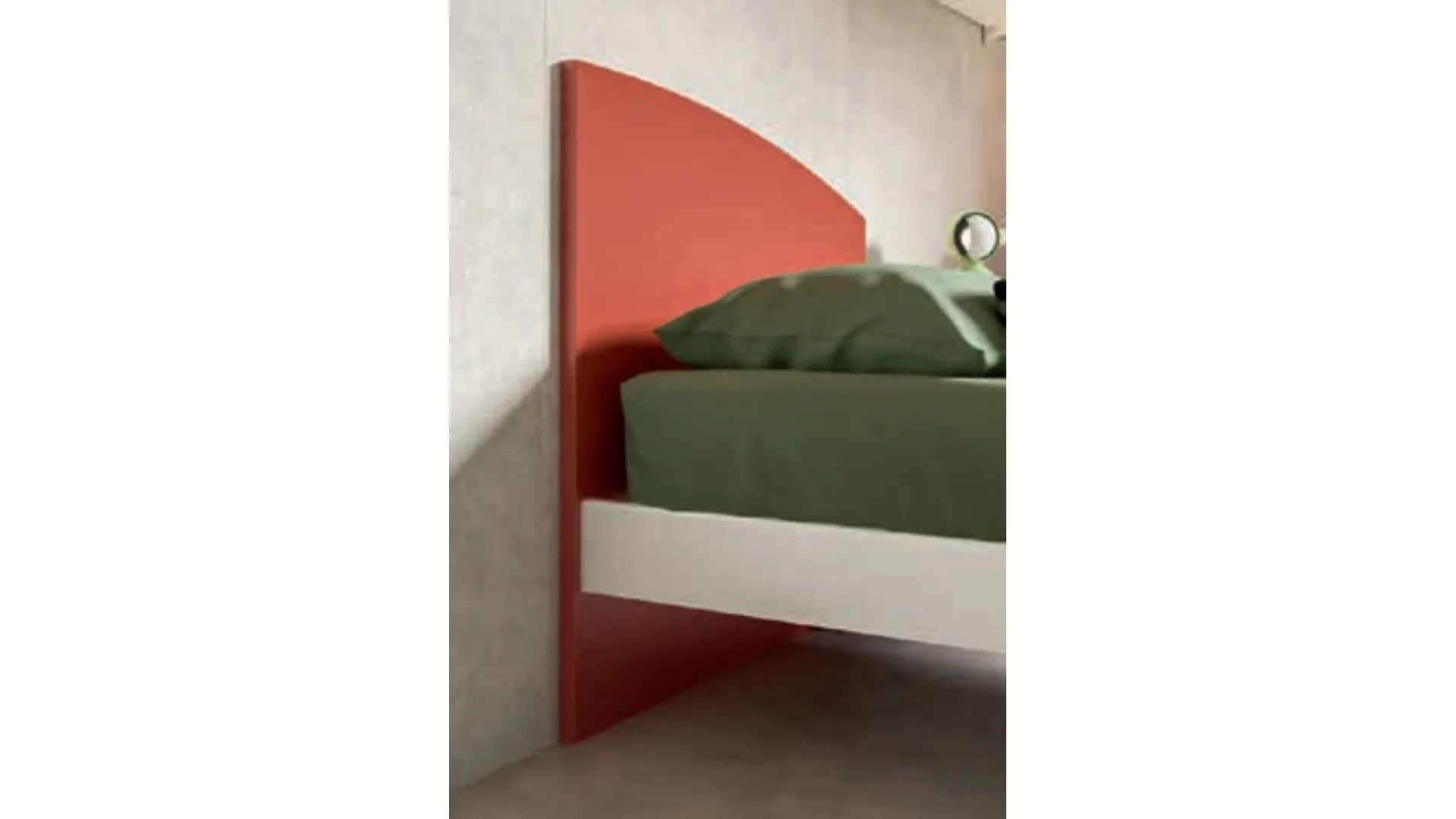 Single bed with a shaped headboard that recalls the form of a sail, customizable finishes 205x90.