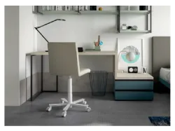 Writing desk with integrated drawers and shelves, available in different models and finishes.