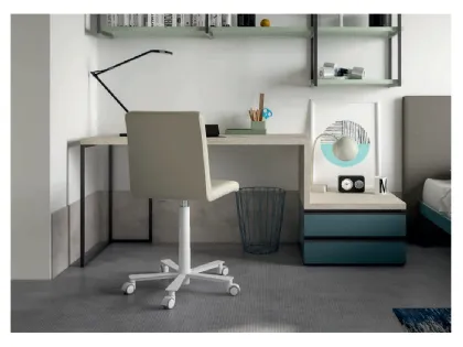 Writing desk with integrated drawers and shelves, available in different models and finishes.