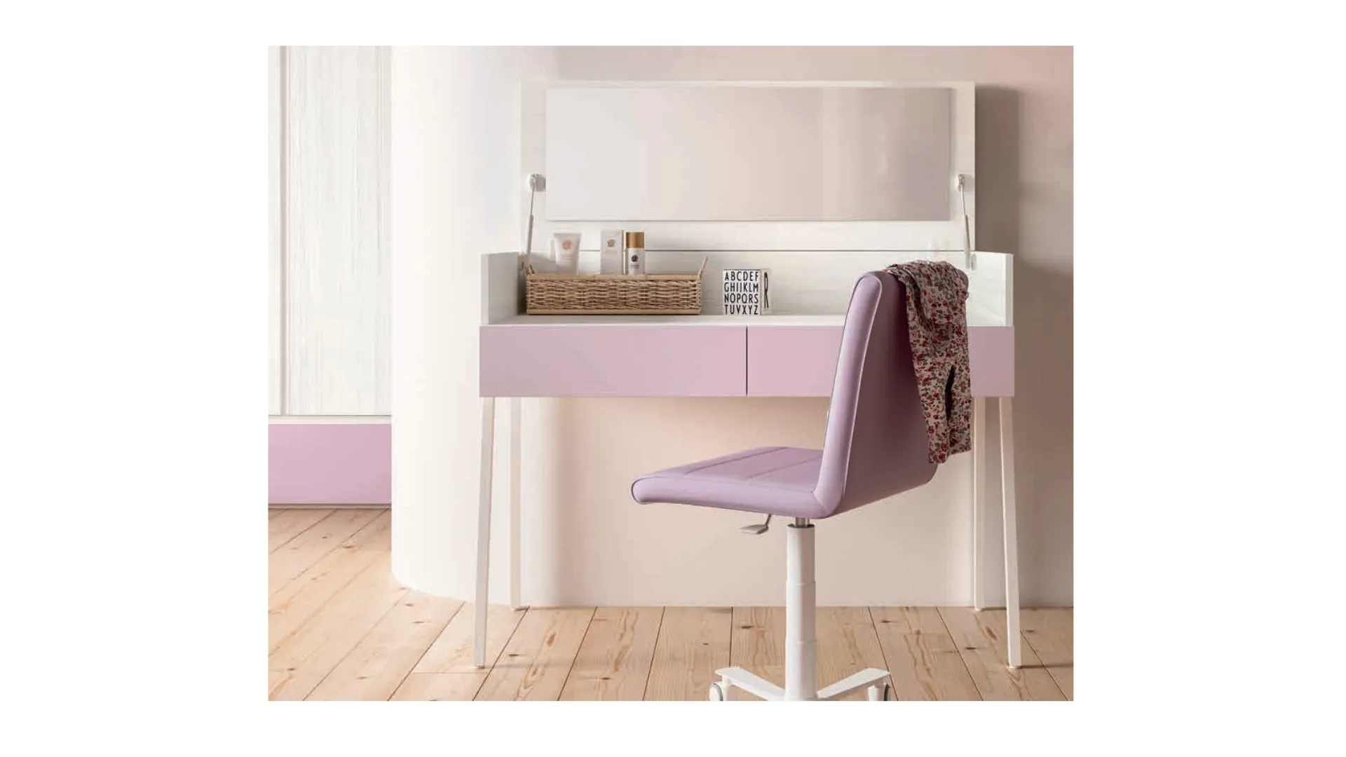 Desk with soft-closing drawers available in different colors.